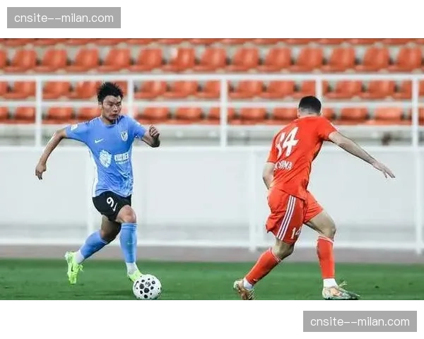 大连英博杨铭锐边路突破制造威胁 与斯坦丘联动效果初显